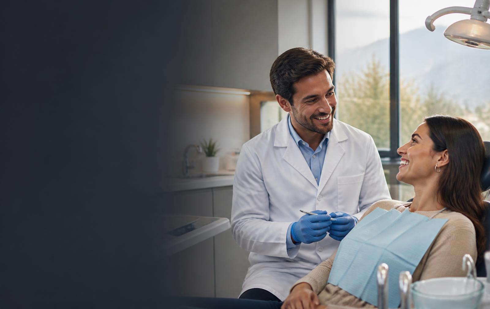 Dentistas atendiendo a sus clientes